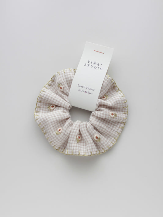 SCRUNCHIE -Embroidery- [Gingham plaid, beige/white]