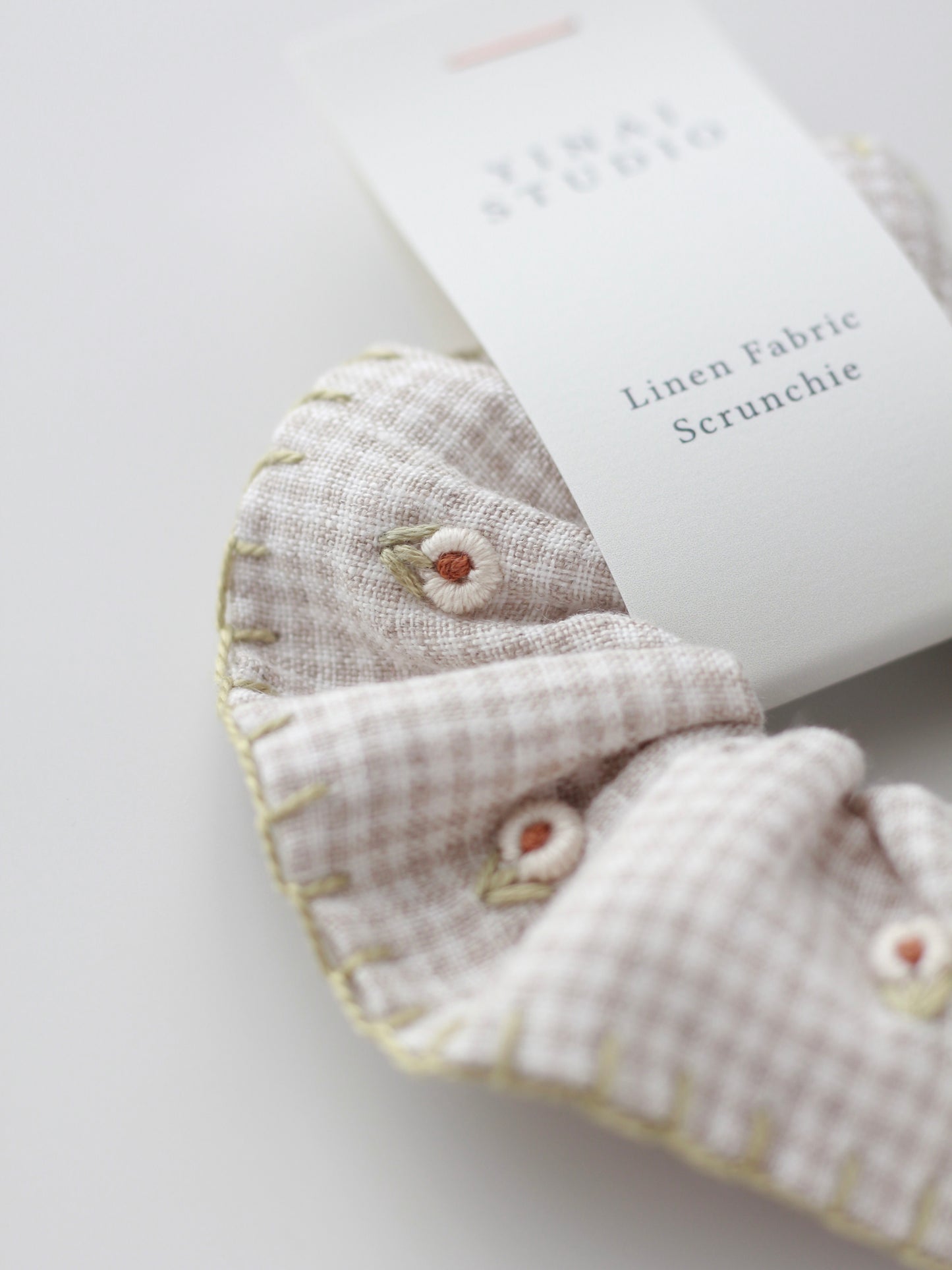 SCRUNCHIE -Embroidery- [Gingham plaid, beige/white]