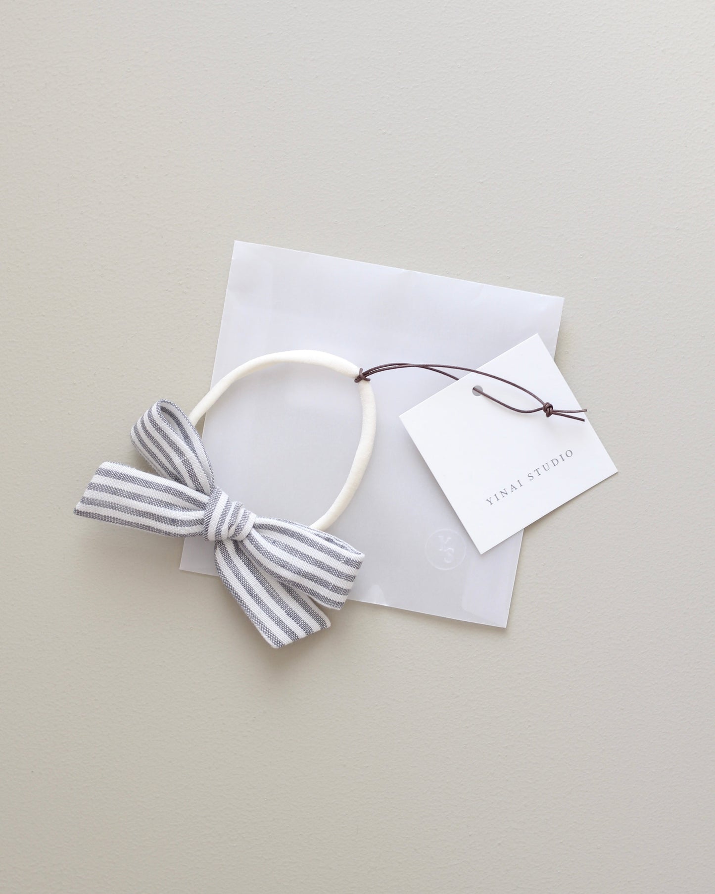 BOW CLIP / HEADBAND [medium] - Gingham plaid, natural/white