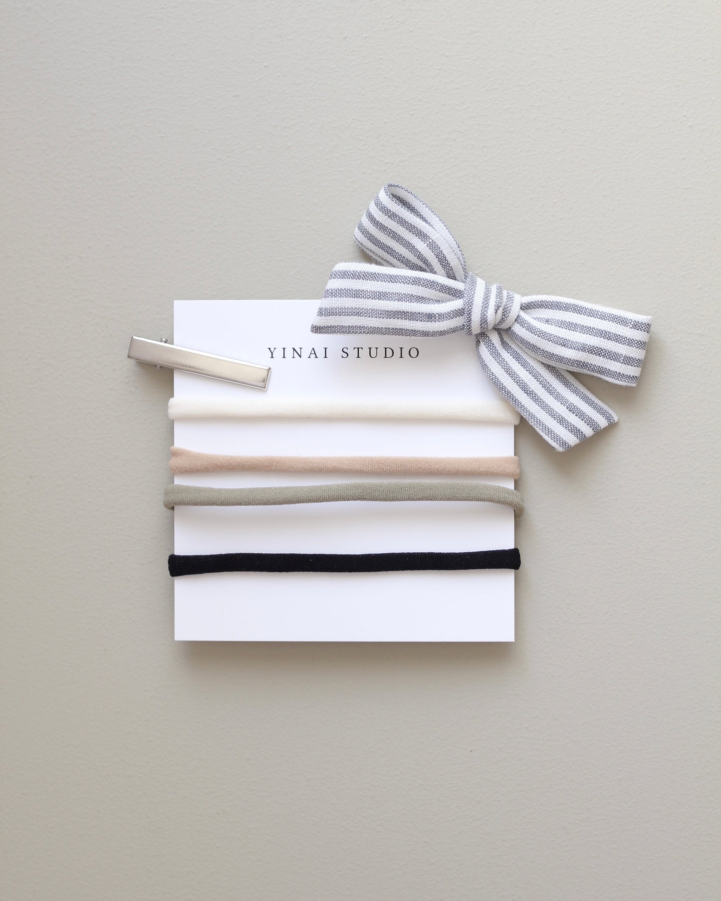 BOW CLIP / HEADBAND [medium] - stripe, gray/white