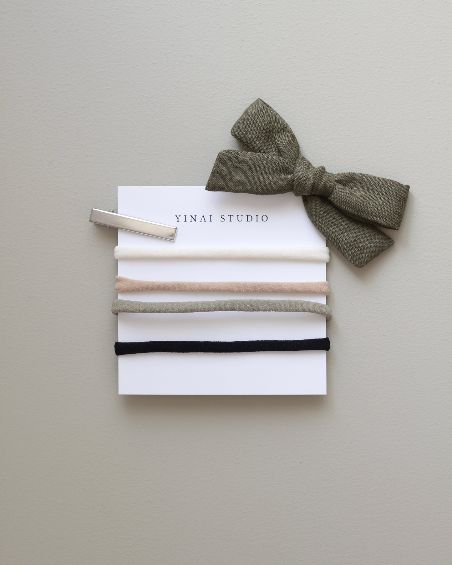 BOW CLIP / HEADBAND [medium] - olive